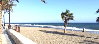 Kolmen makuuhuoneen huoneisto, joka sijaitsee suoraan San Pedro Beachfront,