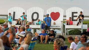 Una terraza con sillas Adirondack y un cartel que dice 'LOVE'.