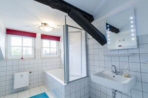 Combined shower/bathtub, hair dryer, towels, soap - Manor house on the lake with its own steak house! (Gut Klein Upahl)