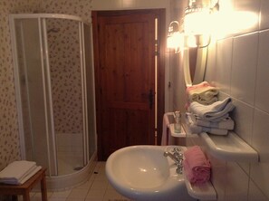 Dusche, Bidet, Handtücher