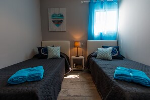 2 habitaciones, cuna de viaje, wifi gratis y ropa de cama