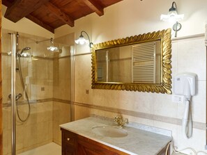 Regadera, secadora de cabello, bidet, toallas 