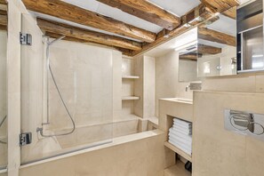 Shower, hair dryer, towels - Caprice Amour, 1BR/1BA, 3 people (París)