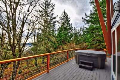 Newer Home - NW Modern w/ Hot Tub near Rosario