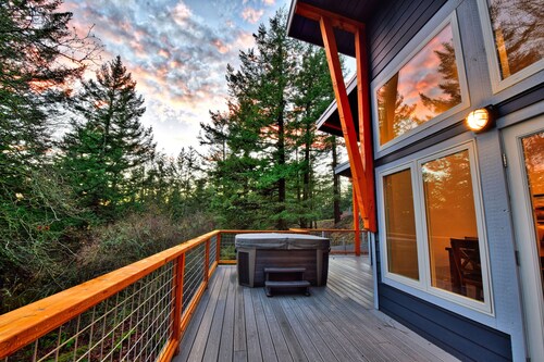 Newer Home - NW Modern w/ Hot Tub near Rosario