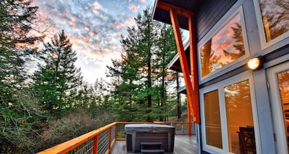 Newer Home - NW Modern w/ Hot Tub near Rosario