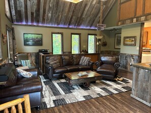 Smart-TV, DVD-spiller, bøker og filmbibliotek