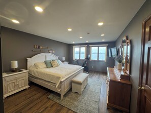 4 bedrooms, desk, iron/ironing board, travel cot