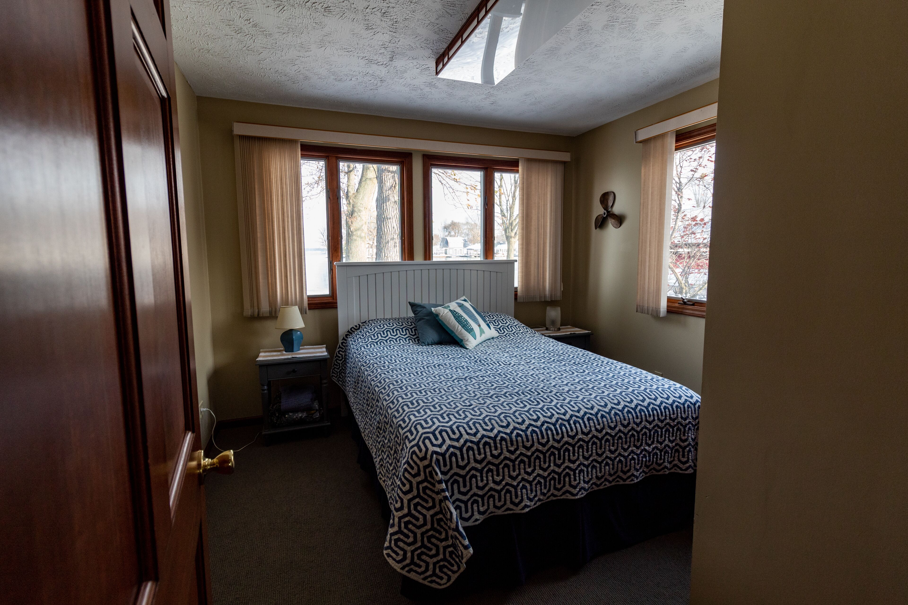 4 chambres, bureau, fer et planche à repasser, lit parapluie