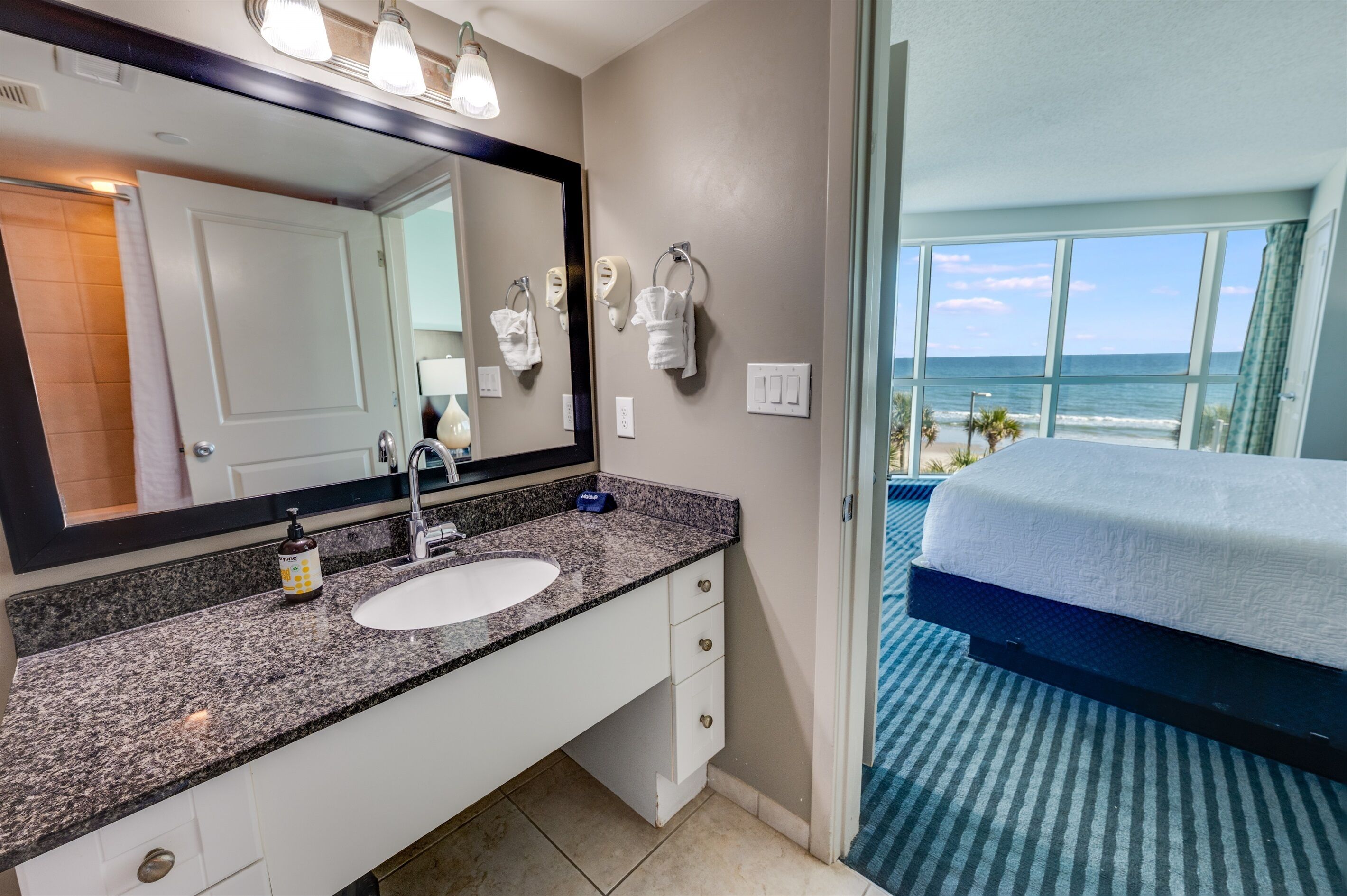 2 多间卧室、熨斗/熨衣板、WiFi、床单