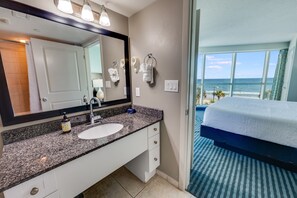 2 عدّة غرف نوم ومكواة/لوح كي وواي فاي وملاءات أسرّة