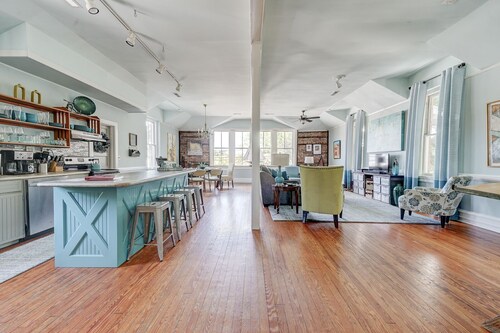 Beautiful Upstairs Suite in The Historic Firehouse At 5th Ave. & Castle St.
