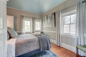 2 Schlafzimmer, Schreibtisch, Bügeleisen/Bügelbrett, Reisekinderbett