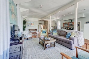 TV connectée, lecteur de DVD, livres, vidéothèque