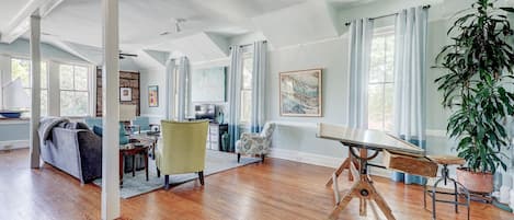 智能电视、DVD 播放器、书、影片库