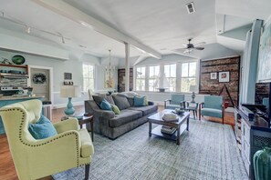 TV connectée, lecteur de DVD, livres, vidéothèque