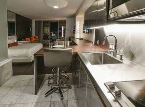 Kühlschrank, Mikrowelle, Herdplatte, Geschirrspüler