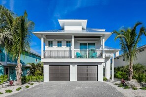 Exterior - Luxury home with AMAZING backyard Pool and Spa! So close to beach and shopping! (Anna Maria)
