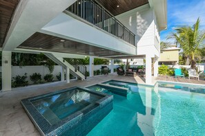 A heated pool - Luxury home with AMAZING backyard Pool and Spa! So close to beach and shopping! (Anna Maria)