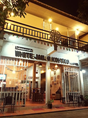 Lobby lounge - White Jail at Koh Tao Hostel (Koh Tao)