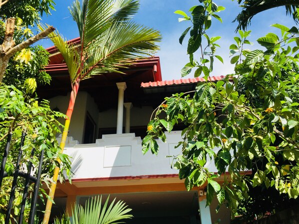 Front of property - Lake View Home Stay Tangalle (Tangalle)