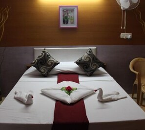 Desk, free rollaway beds, free WiFi - Suradeep Residency (Tirukalukundram)