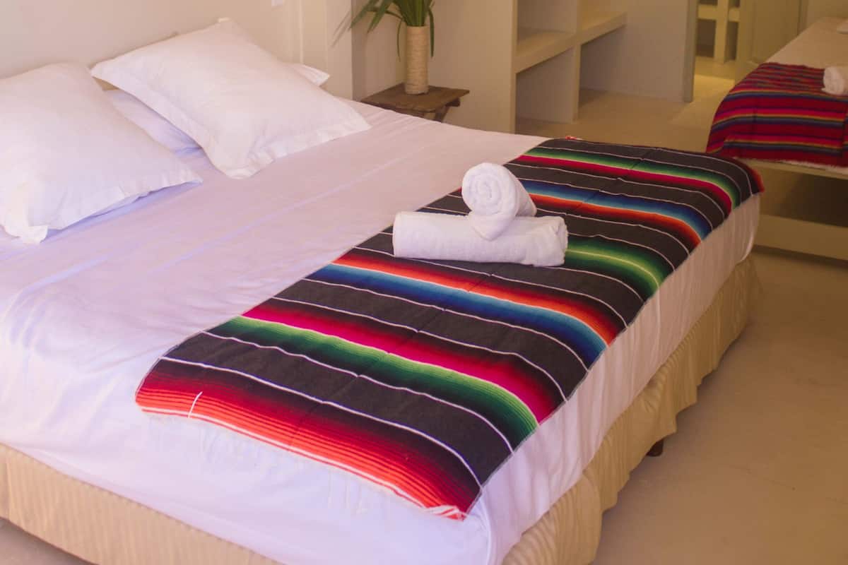 Habitación triple Deluxe, varias camas | Ropa de cama de alta calidad y caja de seguridad en la habitación