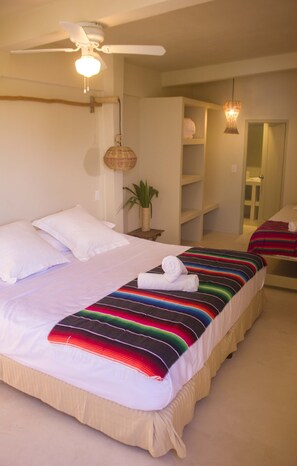 Deluxe Triple Room, Berbilang Katil | Peralatan tempat tidur premium, peti besi dalam bilik 