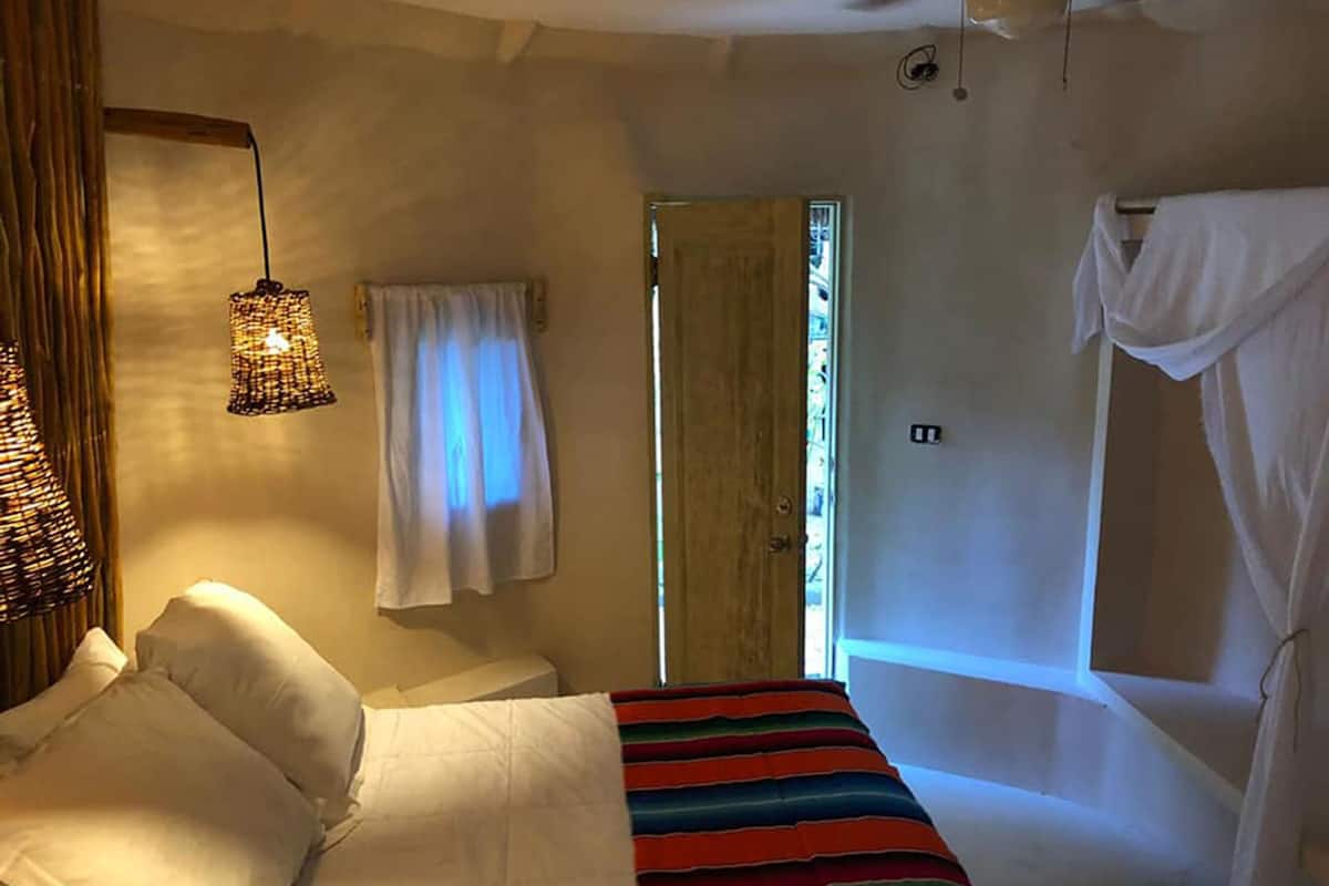 Cabaña Deluxe, 1 cama de matrimonio, vistas al jardín, en la zona del jardín | Ropa de cama de alta calidad, caja fuerte, tabla de planchar con plancha