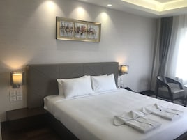 Executive Room | 高档床上用品、客房内保险箱、办公桌、遮光窗帘