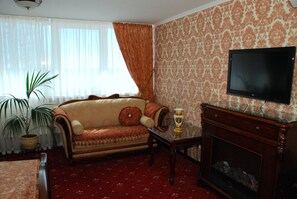 جناح كلاسيكي | منطقة المعيشة | تلفزيون بشاشة مسطحة