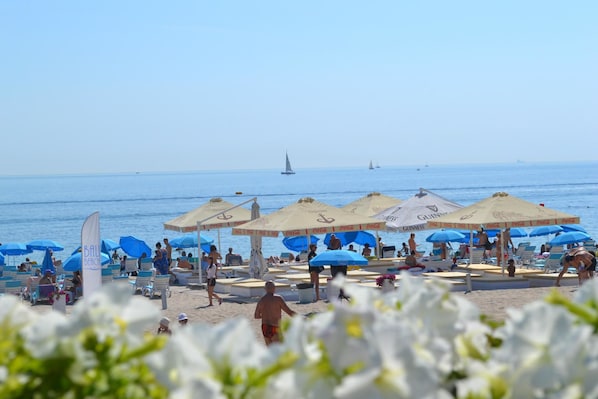 ビーチ、サンラウンジャー、ビーチパラソル、ビーチタオル