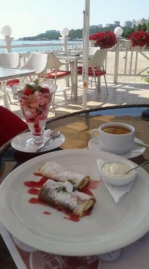 Desayuno a la carta todos los días (con cargo) 