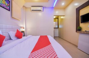 Bộ đồ giường cao cấp, két bảo mật tại phòng, bàn