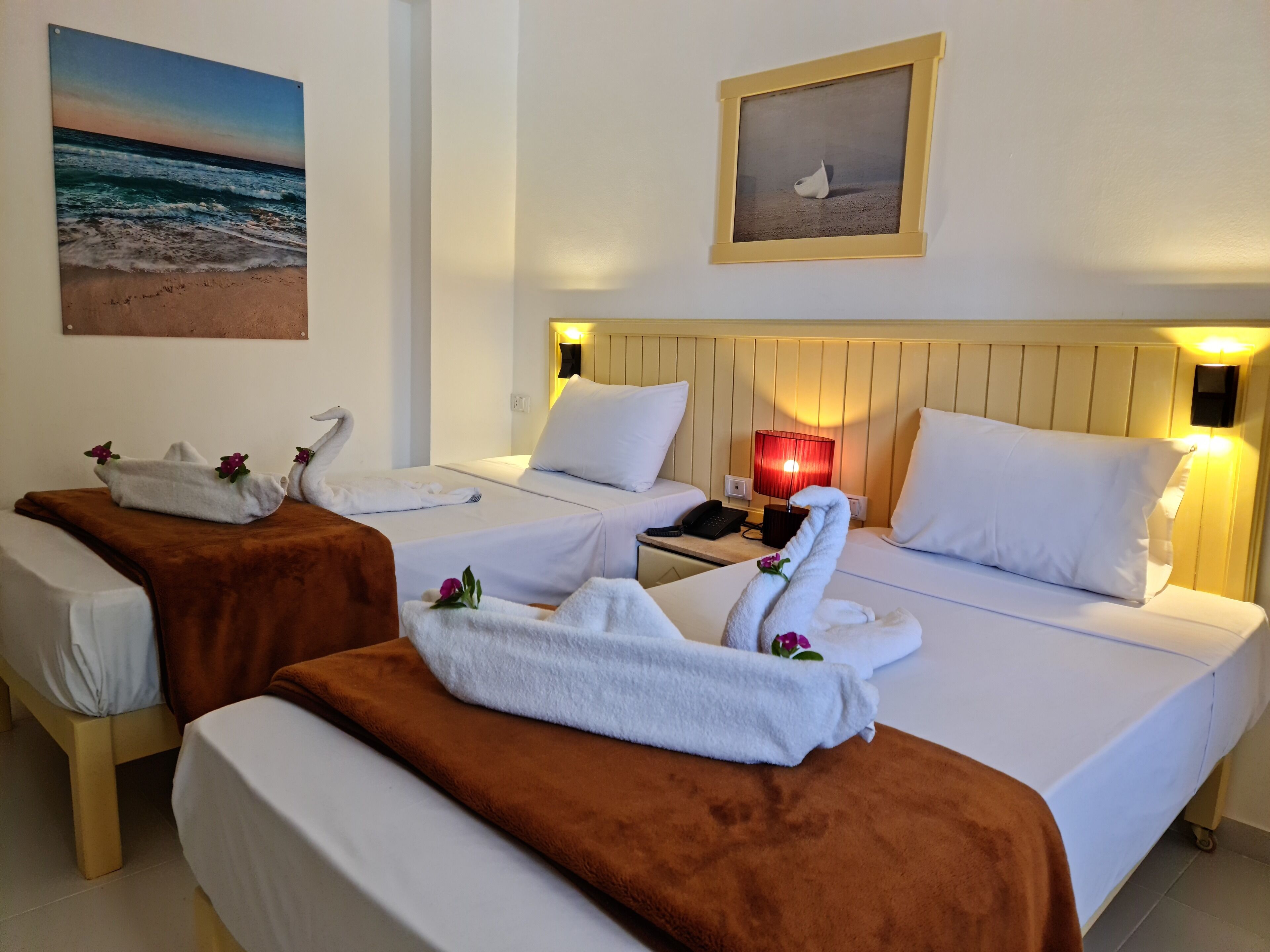 Ropa de cama de alta calidad, minibar y decoración personalizada 