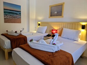 Luxe beddengoed, een minibar, individueel gedecoreerd