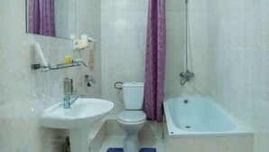 Een bad, gratis toiletartikelen, een haardroger, badjassen