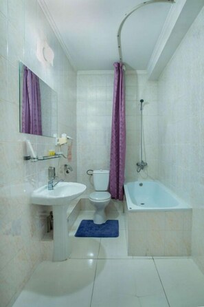 Bathtub, free toiletries, hair dryer, bathrobes - Hotel Kazakhfilm (Almaty)