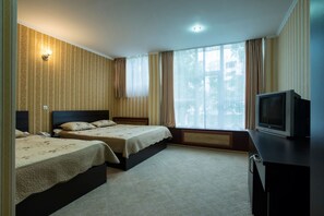 Quarto triplo família | Frigobar, cofres nos quartos, escrivaninha