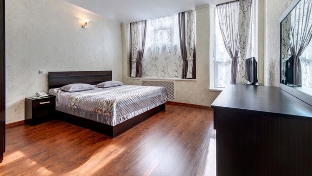 Suite | Een minibar, een kluis op de kamer, een bureau