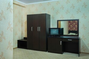 Habitación estándar doble | Minibar, caja fuerte, escritorio y tabla de planchar con plancha