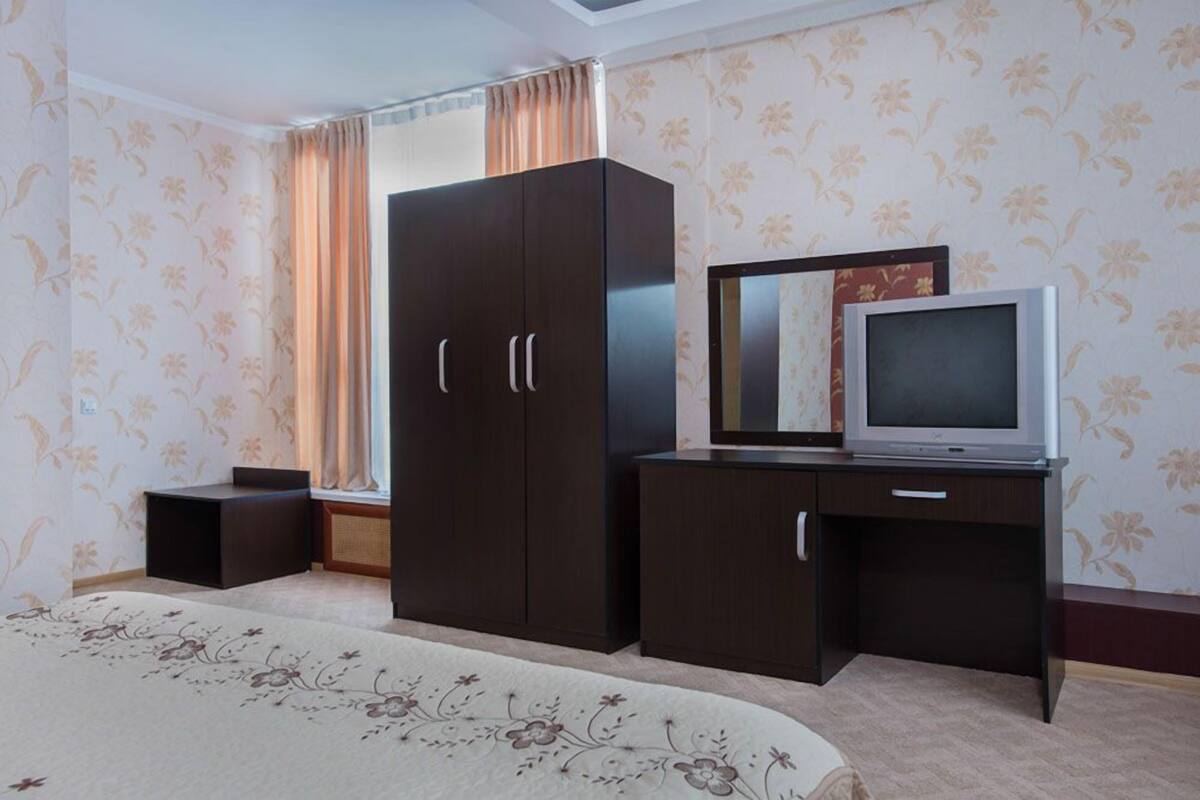 Minibar, in-room safe, desk, iron/ironing board (on request)