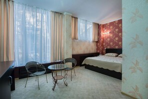 Quarto casal standard | Frigobar, cofres nos quartos, escrivaninha