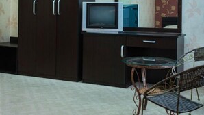 Een minibar, een kluis op de kamer, een bureau