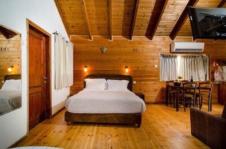 1 habitación, escritorio y espacio para trabajar con laptop