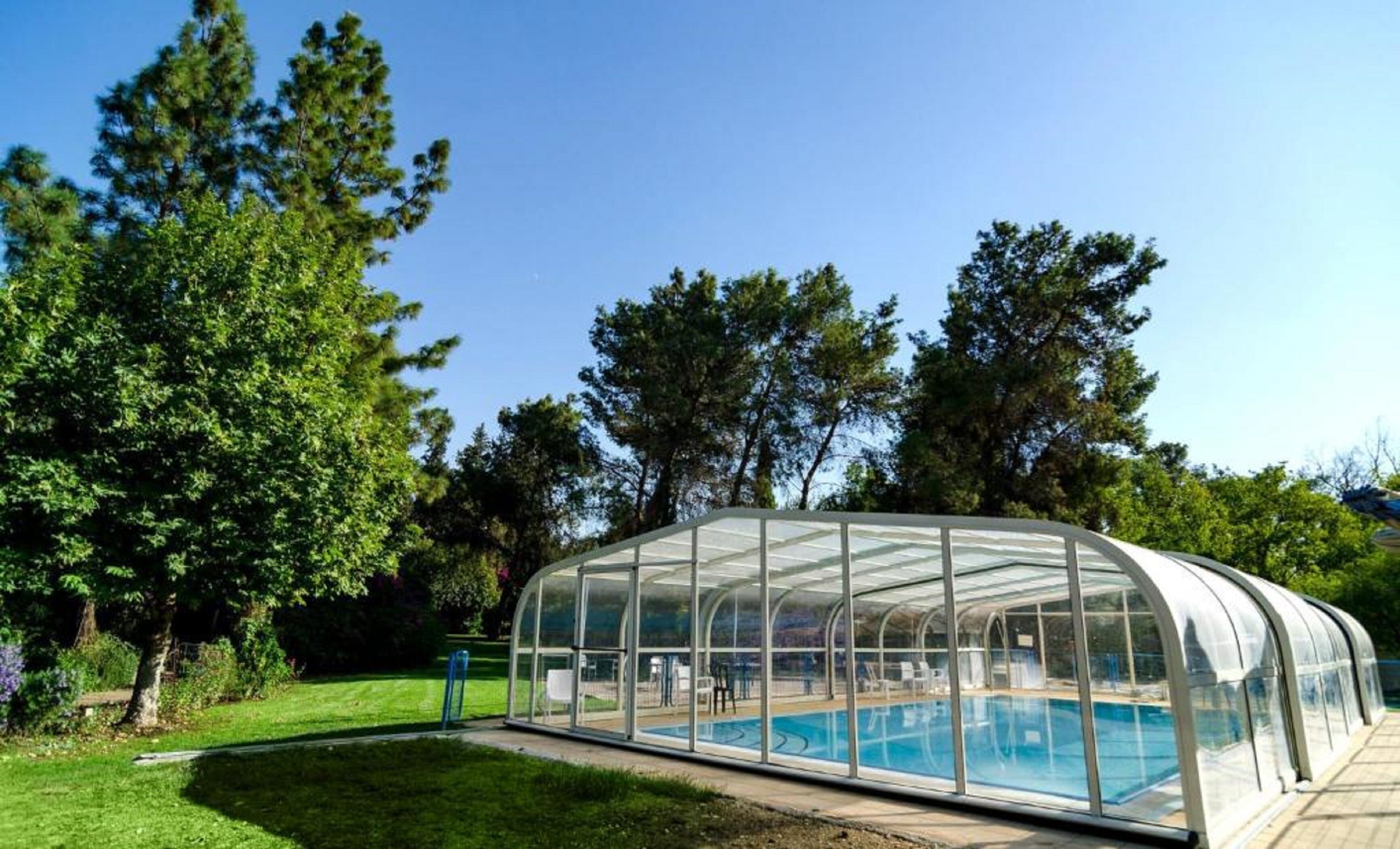 Piscine intérieure, chaises longues