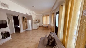 Villa Deluxe, 2 habitaciones | Área de sala de estar | Televisión de pantalla plana de 42 pulgadas con canales por cable 