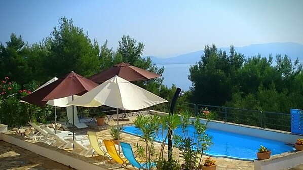 Seasonal outdoor pool, pool umbrellas, pool loungers - Holiday Home Kaic (Solta)