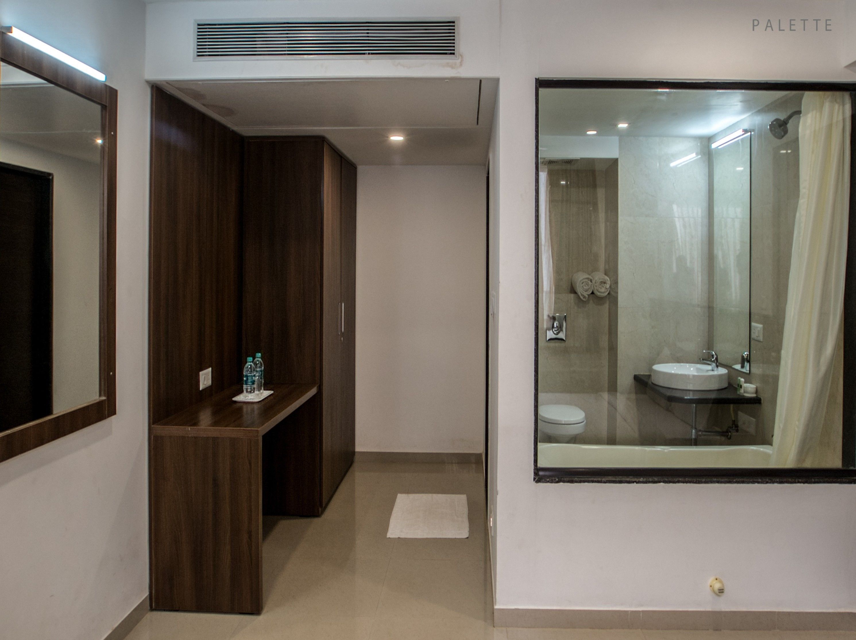Une salle de bain moderne avec un meuble-lavabo, des toilettes et une douche.