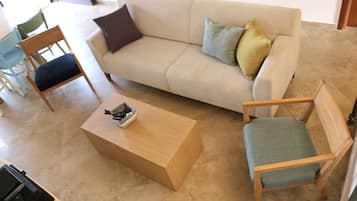 Design Townhome, 4 Bedrooms, Mountain View | Living room